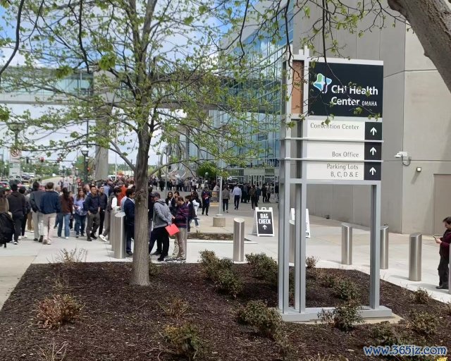 与会者排队进入股东大会现场（来源:第一财经记者）