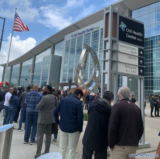 “购物日”当天与会者等待进入现场（来源:第一财经）